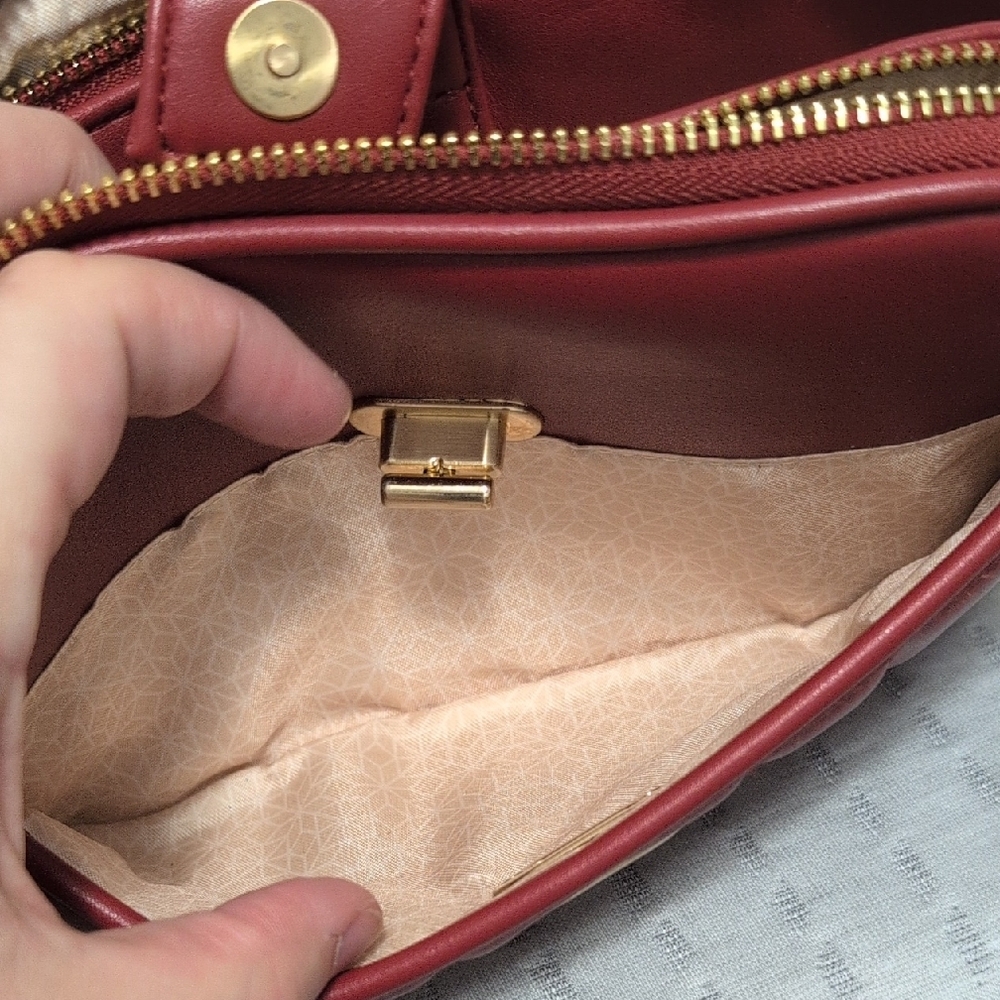 Elegant Red Crossbody Bag - Picture 6 of 9